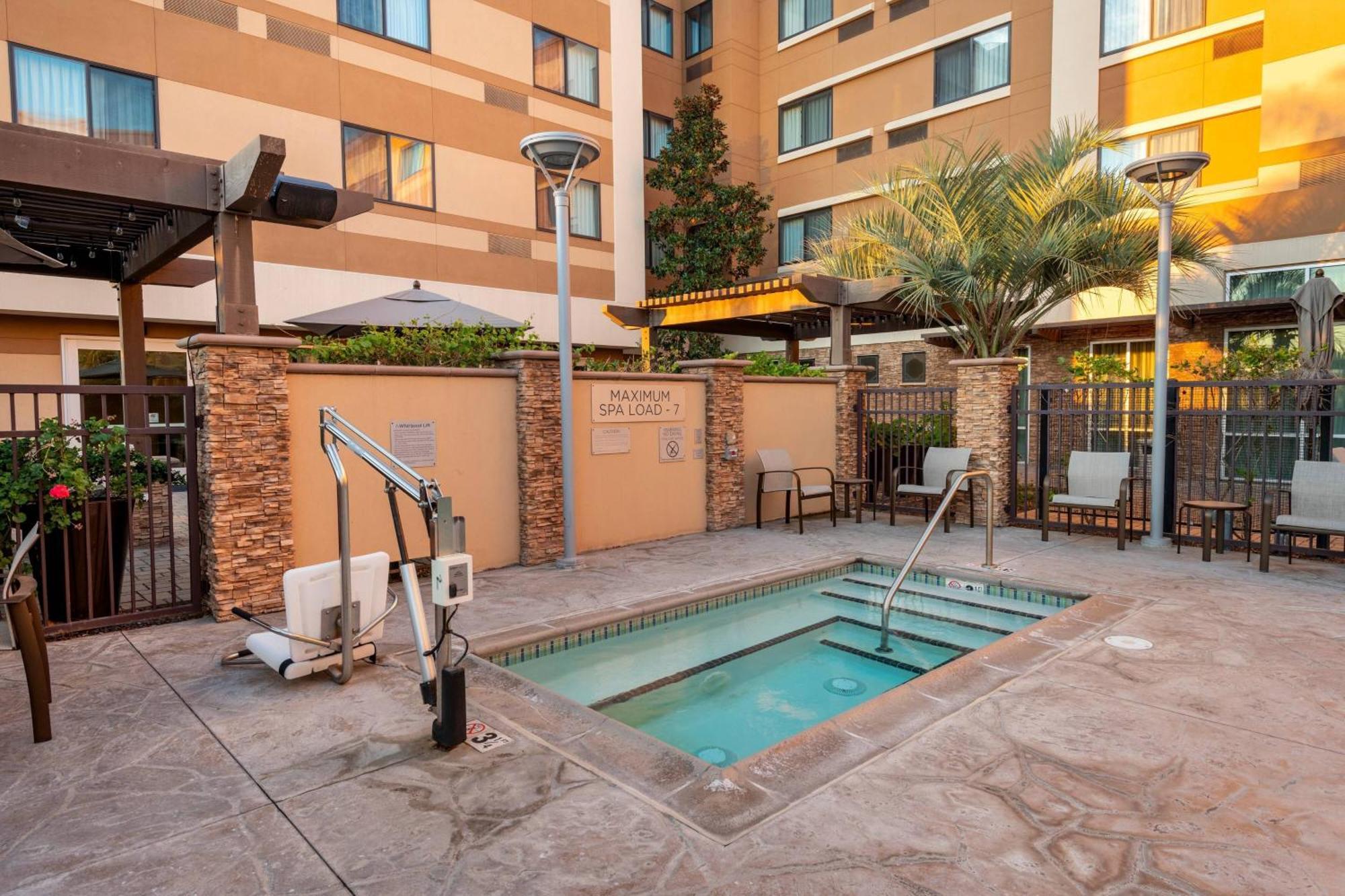 Courtyard By Marriott San Diego Oceanside Dış mekan fotoğraf